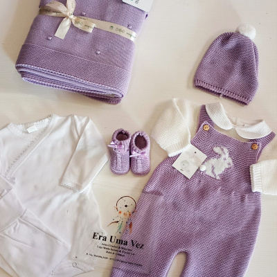 Conjunto de bebé com manta lilás, macacão, camisola, sapatinhos, gorro lilás e branco
