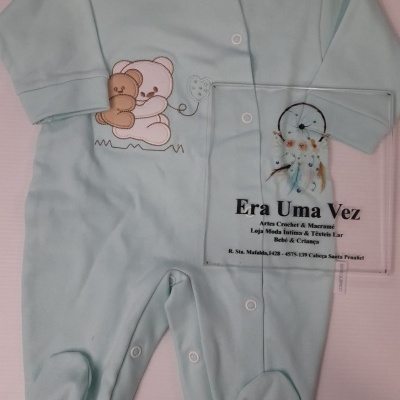 Macacão de bebé verde água com ursinhos bordados e botões de pressão