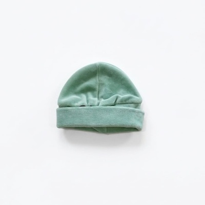 Gorro verde água claro de tecido com bainha dobrada