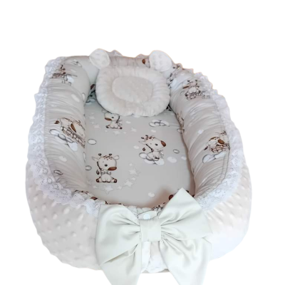 Ninho para bebé bege com estampado de girafas e laço grande