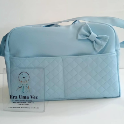 Bolsa azul clara para bebé com laço e padrão matelassê