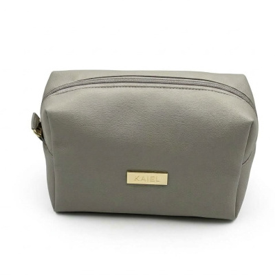 Necessaire cinza com placa dourada da marca KAJEL.