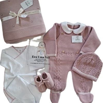 Conjunto de roupas para bebé em cores rosa e branco com manta, macacão, body, sapatinhos e gorro