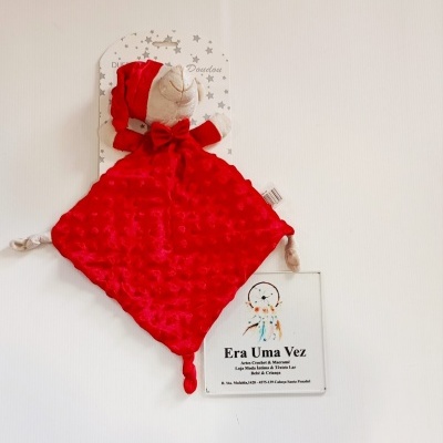 Manta de bebé vermelha com cabeça de ursinho branco e laço vermelho