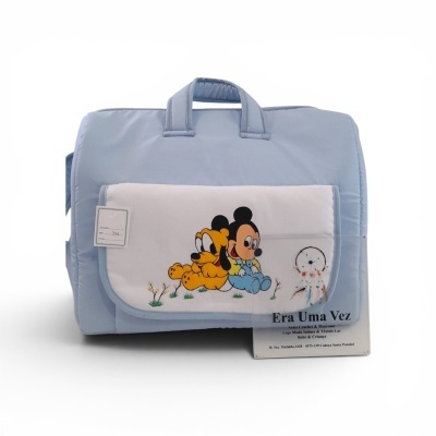 Mala azul clara com ilustração de Mickey Mouse e Pluto na frente.