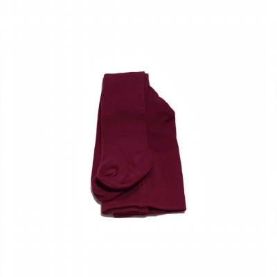 Meias bordeaux dobradas sobre fundo branco