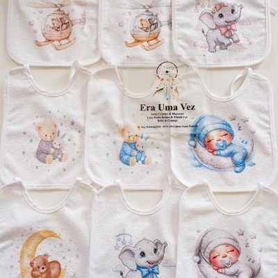 Babetes brancos com estampas infantis coloridas de animais e bebés