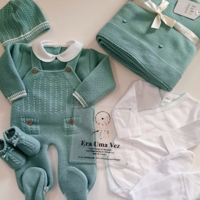 Conjunto de roupa de bebé azul esverdeado com macacão, gorro, sapatinhos, body branco e manta de malha
