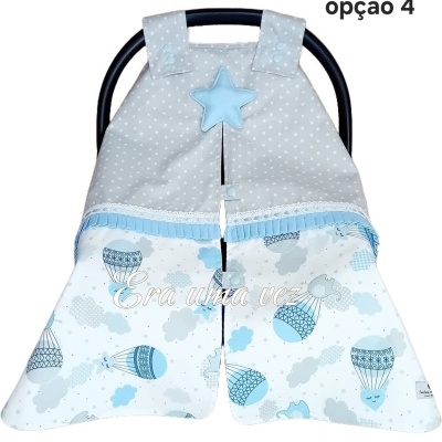 Capa para cadeirinha de bebé cinzento claro com estrelas pequenas e balões azuis e cinzentos.