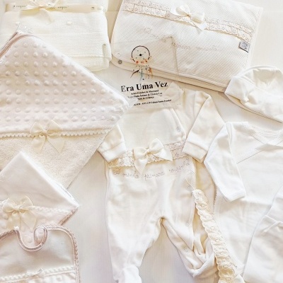 Conjunto creme de roupa e acessórios para bebé com bordados e laços