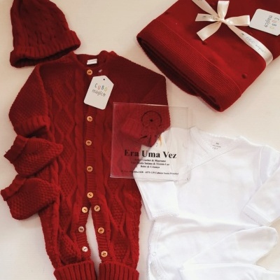 Conjunto de bebé vermelho e branco com etiquetas CUBO mágico e Era Uma Vez