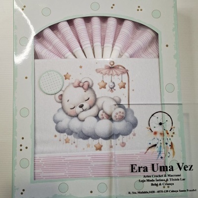 Conjunto de roupa de bebé rosa com ursa a dormir numa nuvem