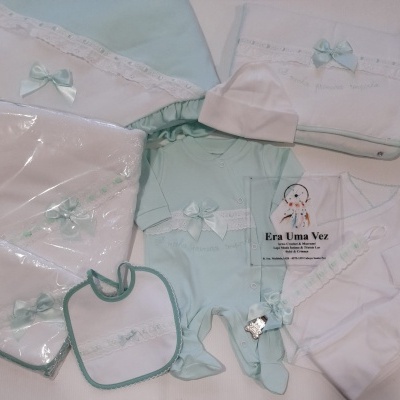 Conjunto de roupa e acessórios para bebé com laços e renda em branco e azul claro