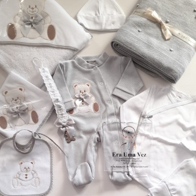 Conjunto de roupa e acessórios de bebé branco e cinza com ursinhos bordados e manta cinza