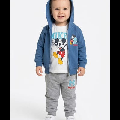 Criança com roupa do Mickey Mouse azul, branca e cinzenta