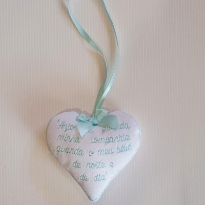 Almofada em forma de coração branco com bordado verde e fita de cetim verde clara