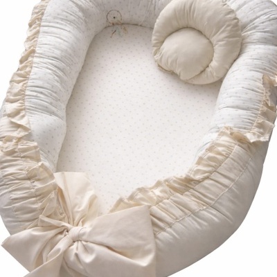 Ninho para bebé branco com bolinhas bege, almofada e laço creme
