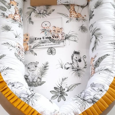 Ninho para bebé com almofada estampada com animais e fita amarela