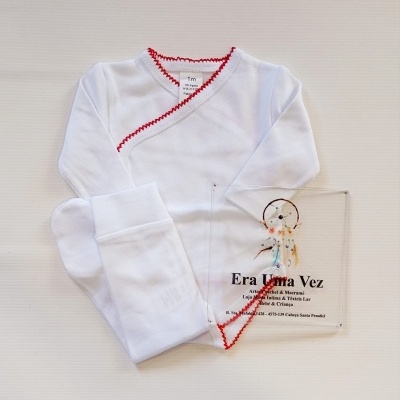Body branco para bebé com acabamento vermelho e um cartão transparente com texto e imagem