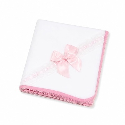 Fralda branca com bordas e laço cor-de-rosa