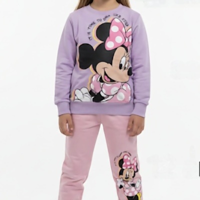 Menina com conjunto lilás e rosa com estampa da Minnie e tênis brancos