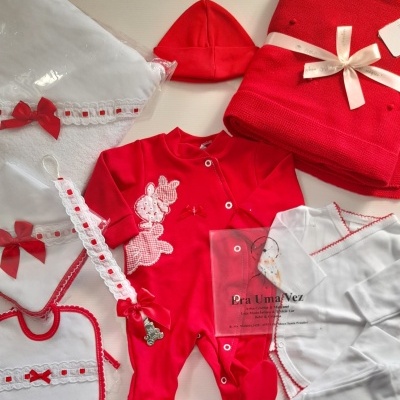 Conjunto de roupa e acessórios para bebé em vermelho e branco