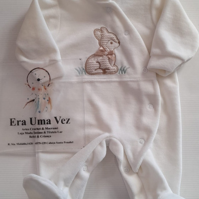 Macacão branco para bebé com bordado de coelho e placa com texto promocional