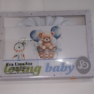 Roupinha de bebé em embalagem com estampa de ursinho e balões