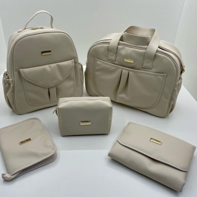 Conjunto de cinco bolsas bege claro com placas douradas em fundo branco