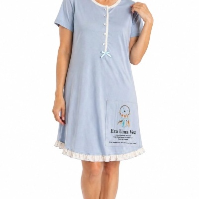 Vestido azul claro com botões e bolso frontal com padrão e texto