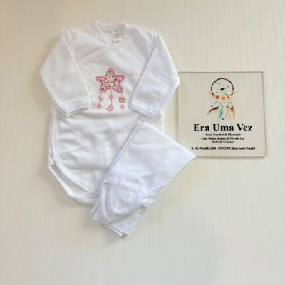 Conjunto roupa bebé branco com bordado estrela colorida e placa Era Uma Vez.