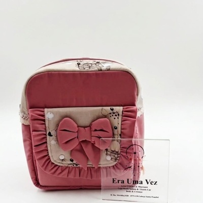 Mochila cor de rosa com laço grande e bolso com padrão de animais