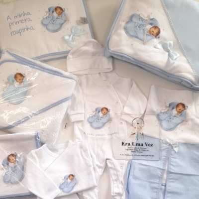 Conjunto roupa de bebé branco e azul com ilustração de bebé e texto A minha primeira roupinha