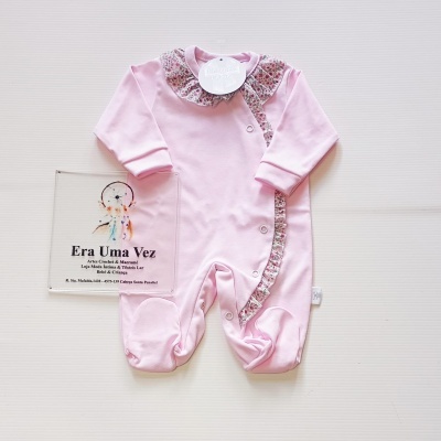 Pijama de bebé rosa com gola floral e botões de pressão