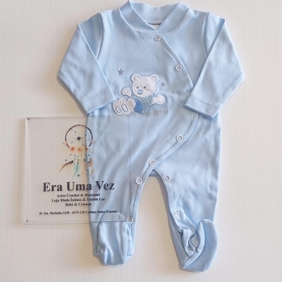 Pijama bebé azul claro com ursinho bordado e botões de pressão