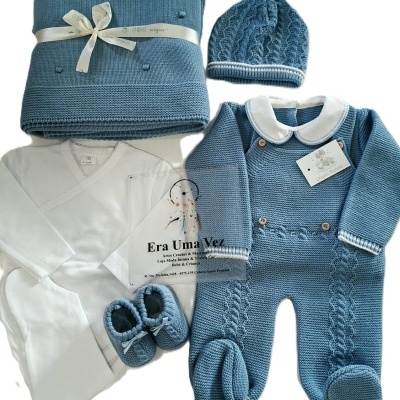 Conjunto para bebé azul com manta, gorro, macacão, camisa e sapatinhos