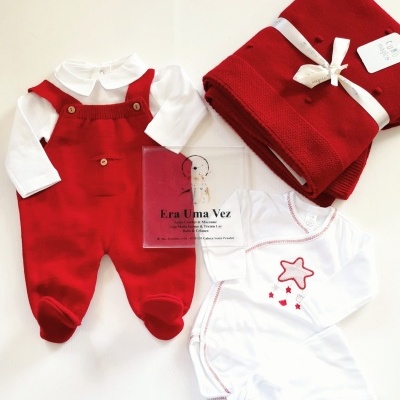 Conjunto de roupa de bebé com body branco, babygrow vermelho e manta vermelha