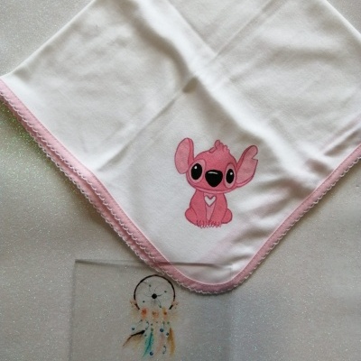 Lenço branco com borda rosa e desenho cor-de-rosa de personagem, sobre fundo com texto informativo.