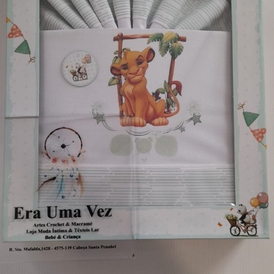 Jogo de lençóis infantis branco com riscas cinzentas e desenho Simba em caixa decorada com balões