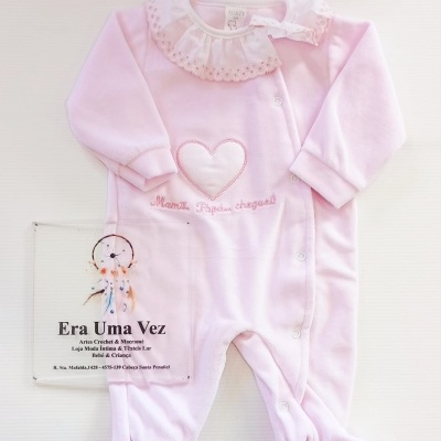Pijama rosa claro para bebé com gola branca rendada e coração bordado
