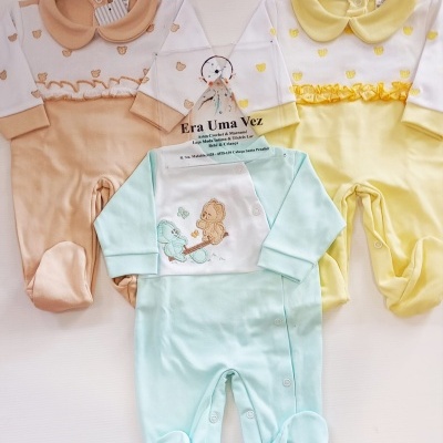 Três macacões de bebé coloridos com estampado de ursinhos e colarinhos redondos
