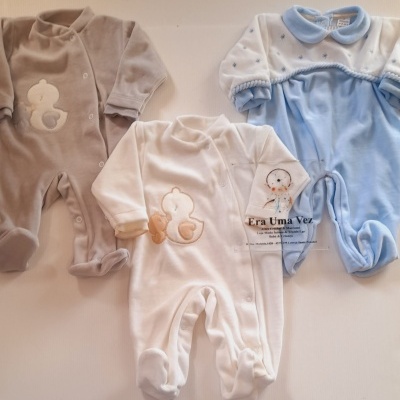 Três fatos de bebé em algodão castanho, branco e azul com padrões