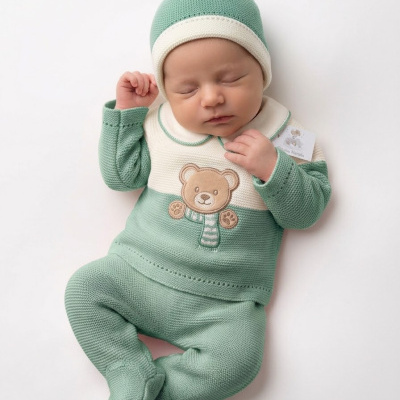Bebé a dormir vestido com conjunto de malha verde e creme com bordado de ursinho.