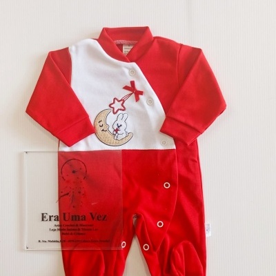 Pijama de bebé vermelho e branco com estampado de lua e coelho