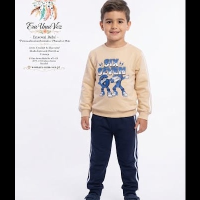 Menino com roupa desportiva bege e azul sobre fundo branco com texto promocional ao lado.