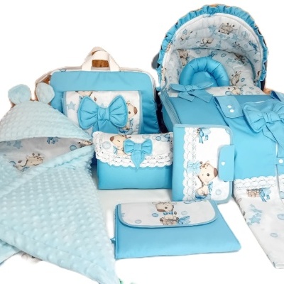 Conjunto azul para bebé com padrão de girafas e estrelas