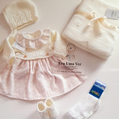 Conjunto de bebé com vestido rosa claro floral e acessórios creme