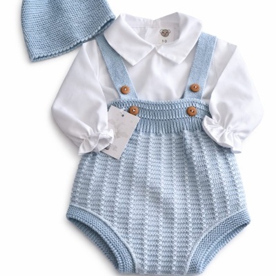 Conjunto de roupa para bebé com body branco, jardineira azul tricotada e gorro azul com pompom branco