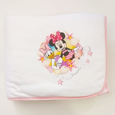 Manta branca com bordinha rosa e estampado da Minnie e Margarida.