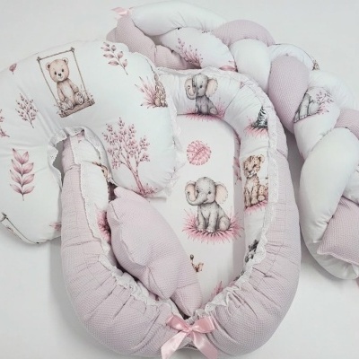 Ninhos para bebé rosa e branco com padrões de elefantes e ursinhos.